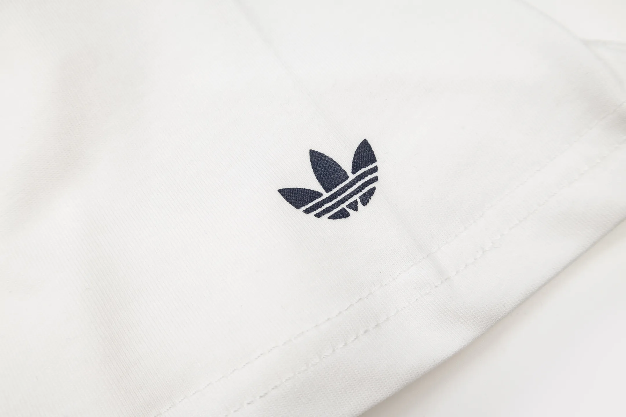 Adidas Clover Song Yuqi Same Style preppy short-sleeved pure cotton material, skin-friendly and breathable, super comfortable to wear in spring and summer! It has a loose fit on the front shoulder and Navy Blue contrasting edges, giving it a full retro college style✨. The embroidered badge on the chest is super delicate and highly recognizable. It goes well with short skirts or straight pants. It can be easily worn in daily casual or campus wear ~ Versatile also reduces age and directly adds a sense of youthful vitality! Style number: A 191# Color: Green White Size: S M L XL XXL